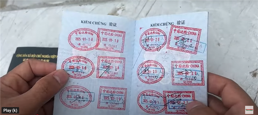 Nhiều "Cư dân biên giới" lợi dụng vào chính sách miễn thuế để mỗi ngày qua lại hàng chục lượt nhằm mục đích khuân vác hàng thuê